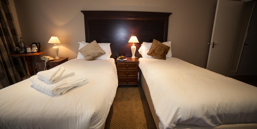 Warren Lodge Shepperton Esterno foto