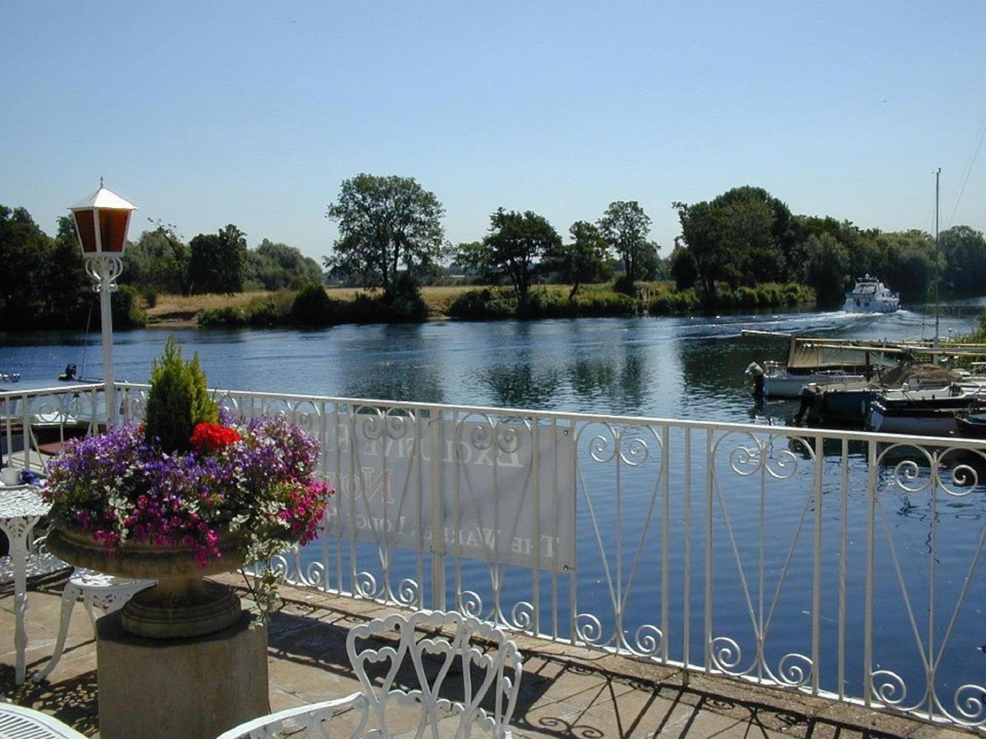 Warren Lodge Shepperton Esterno foto