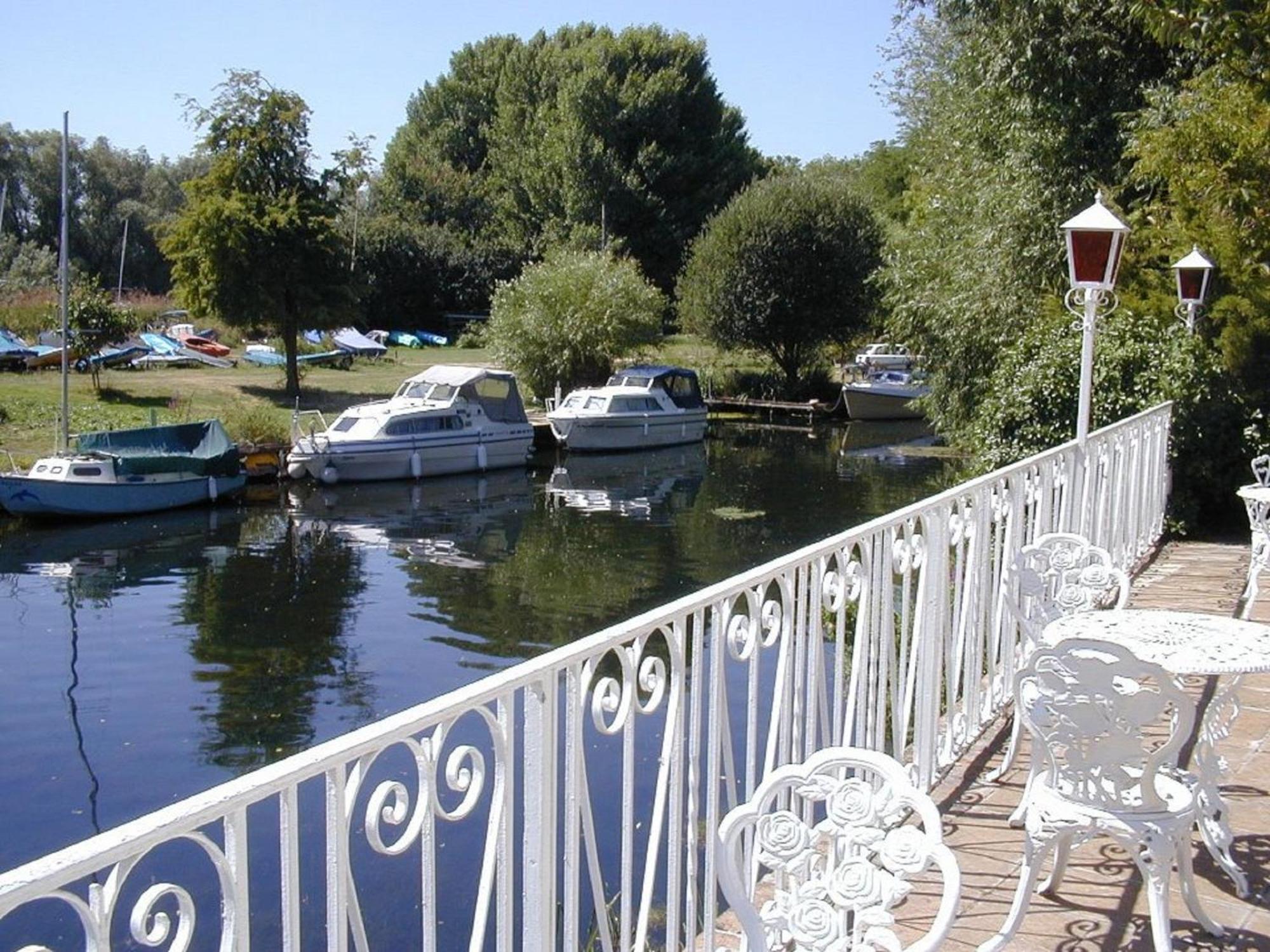 Warren Lodge Shepperton Esterno foto