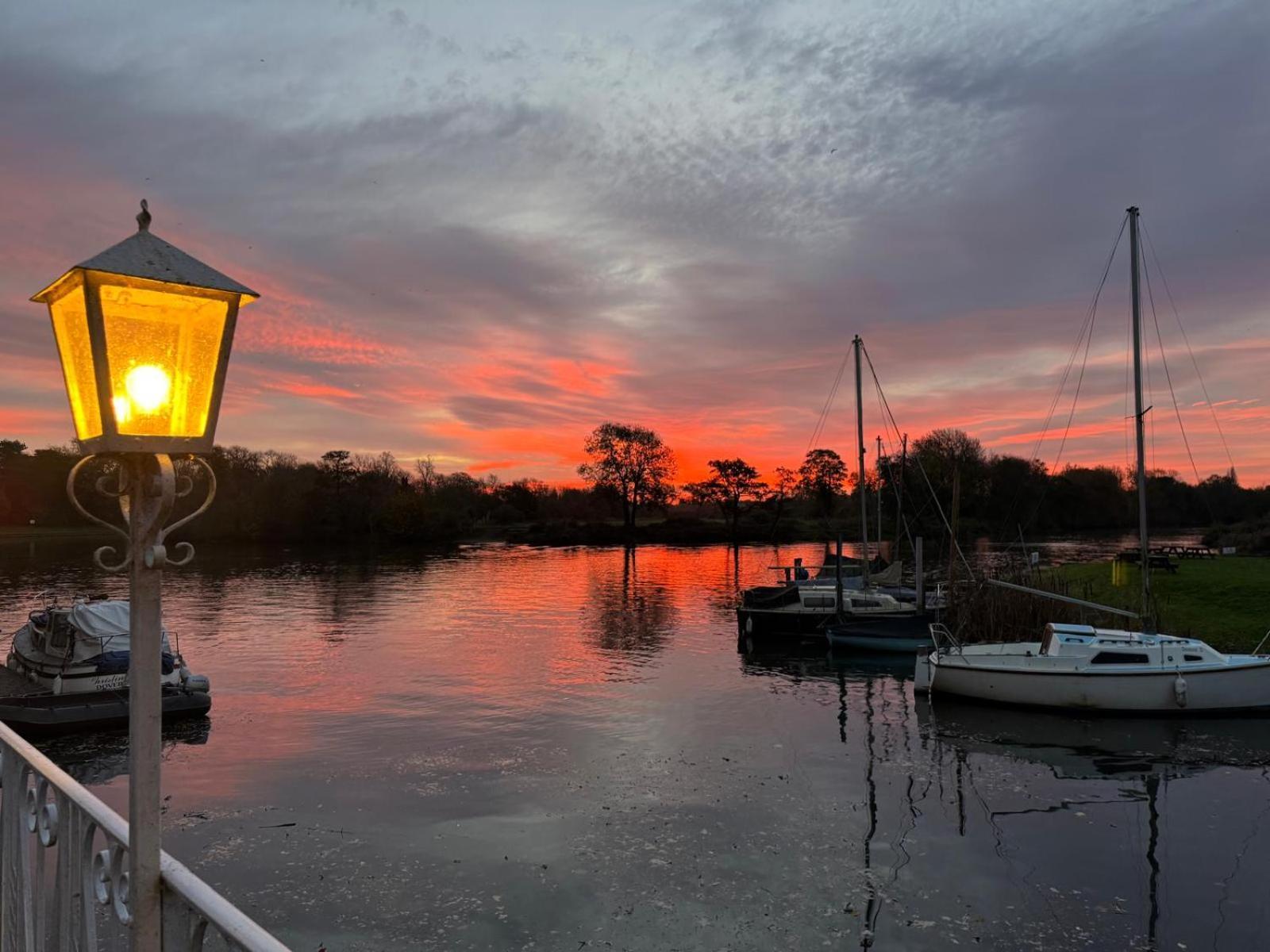 Warren Lodge Shepperton Esterno foto