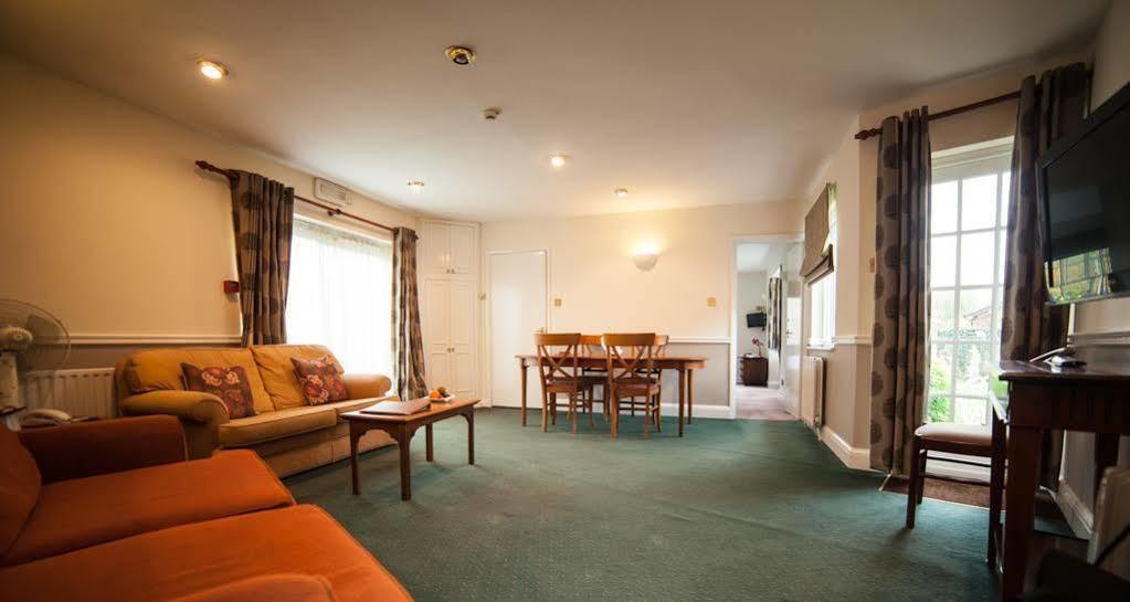 Warren Lodge Shepperton Esterno foto
