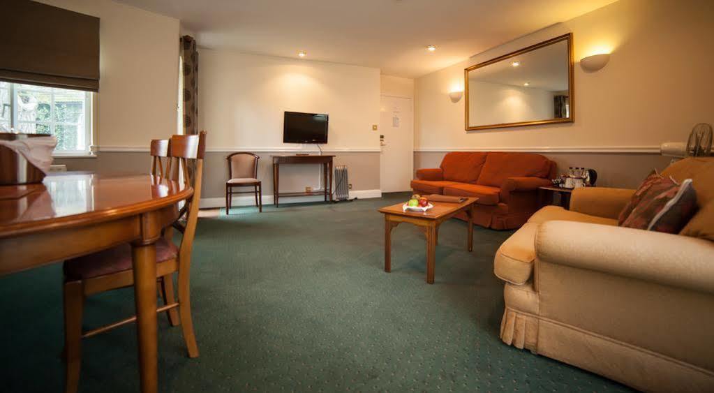 Warren Lodge Shepperton Esterno foto