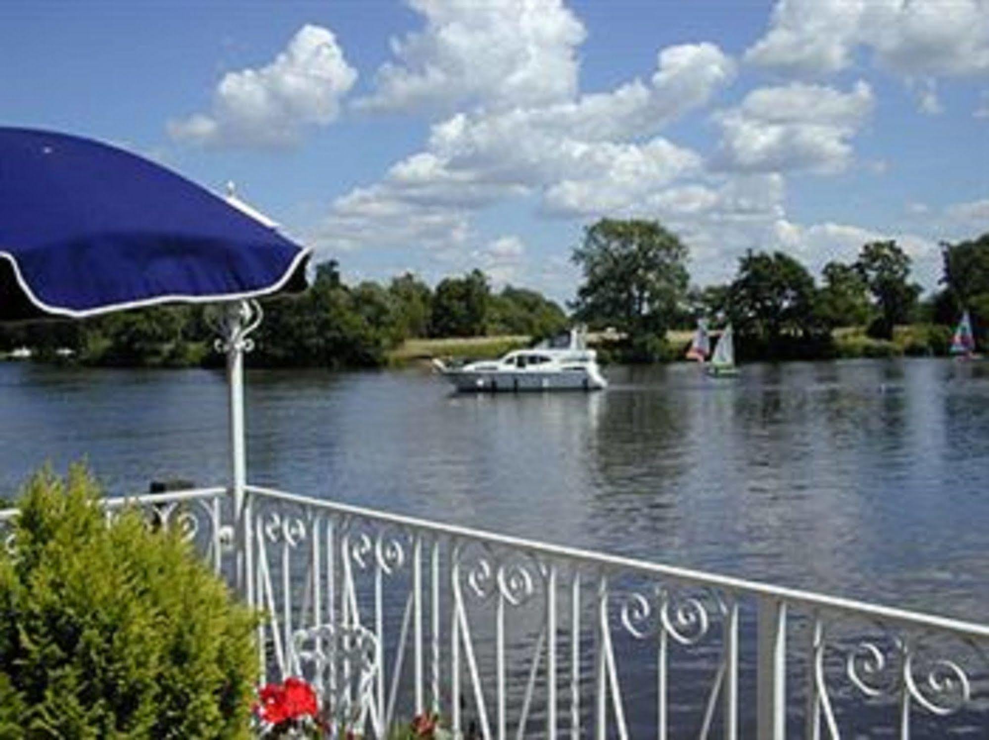 Warren Lodge Shepperton Esterno foto