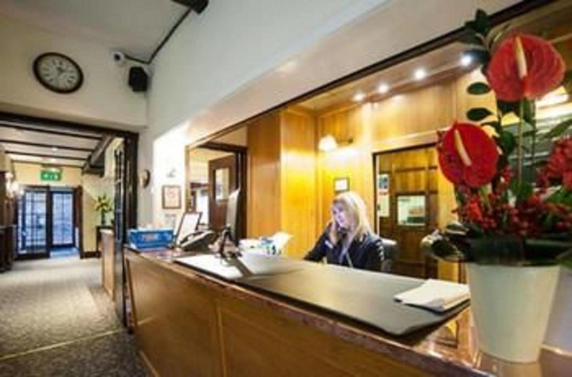 Warren Lodge Shepperton Esterno foto